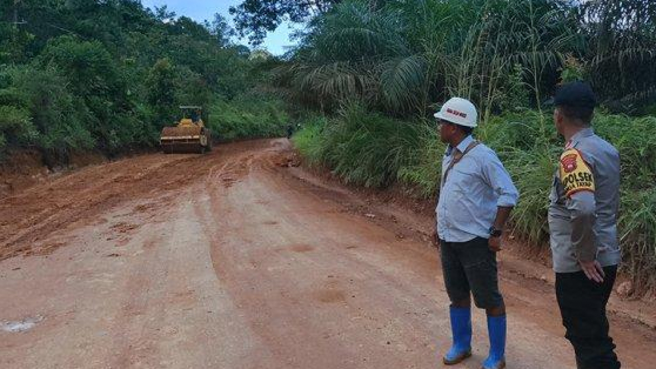 Kapolsek Nanga Tayap Lakukan Monitoring Pengecekan Perbaikan Jalan Poros Nanga Tayap - Sungai Kelik