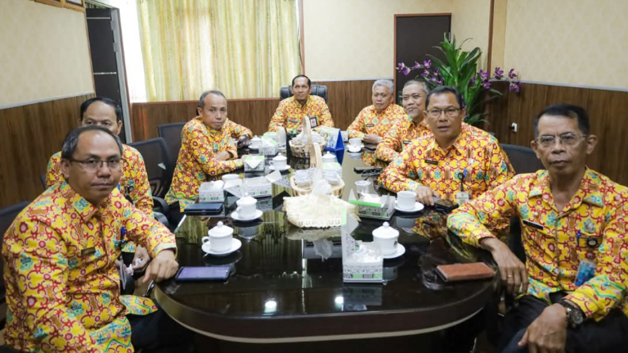JAJARAN PEJABAT PEMKAB KETAPANG KETAPANG NONTON BERSAMA PELANTIKAN 961 KEPALA DAERAH DI ISTANA KEPRESIDENAN RI
