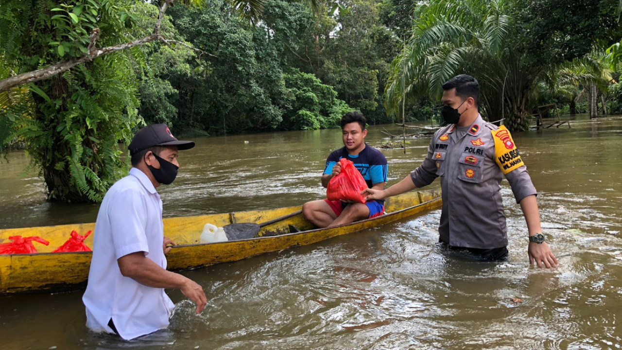 Aksi Heroik Kapolsek Tayap, Terjang Banjir Demi Kirimkan Sembako Untuk Warga Pelosok Desa
