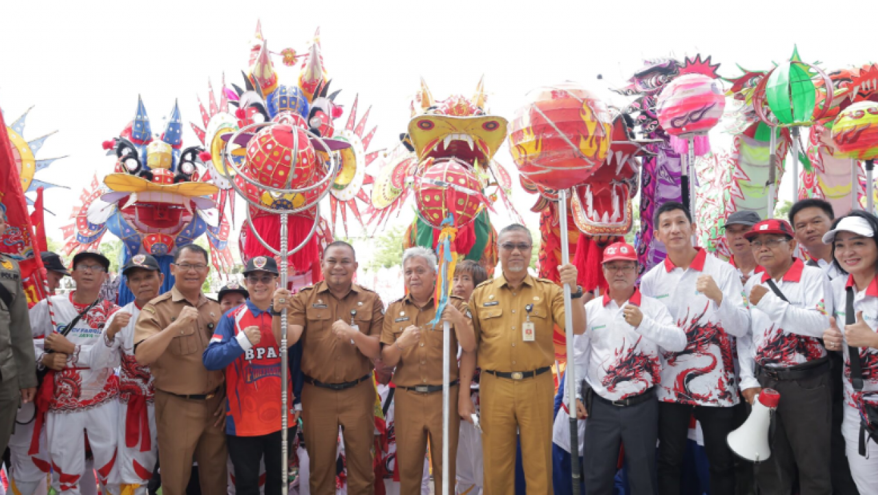 Arakan Puluhan Reflika Naga serta Barongsai Sambangi Kantor Bupati Ketapang