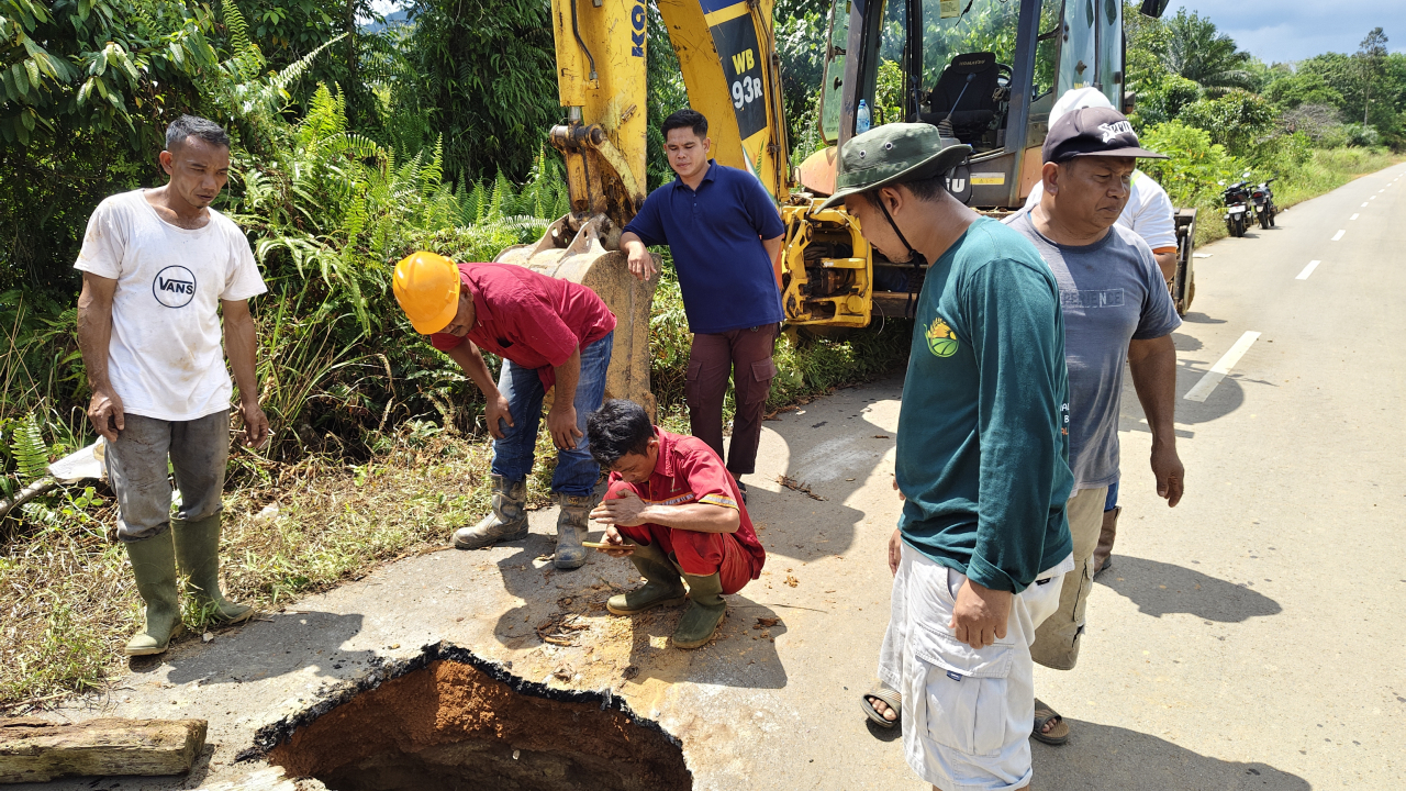 Perbaikan Jalan Berlubang di Dusun Sumber Priangan melalui Kerja Bakti Bersama antara Pemerintah Desa, BPD, Pihak Perusahaan PT. BGA dan warga Setempat.
