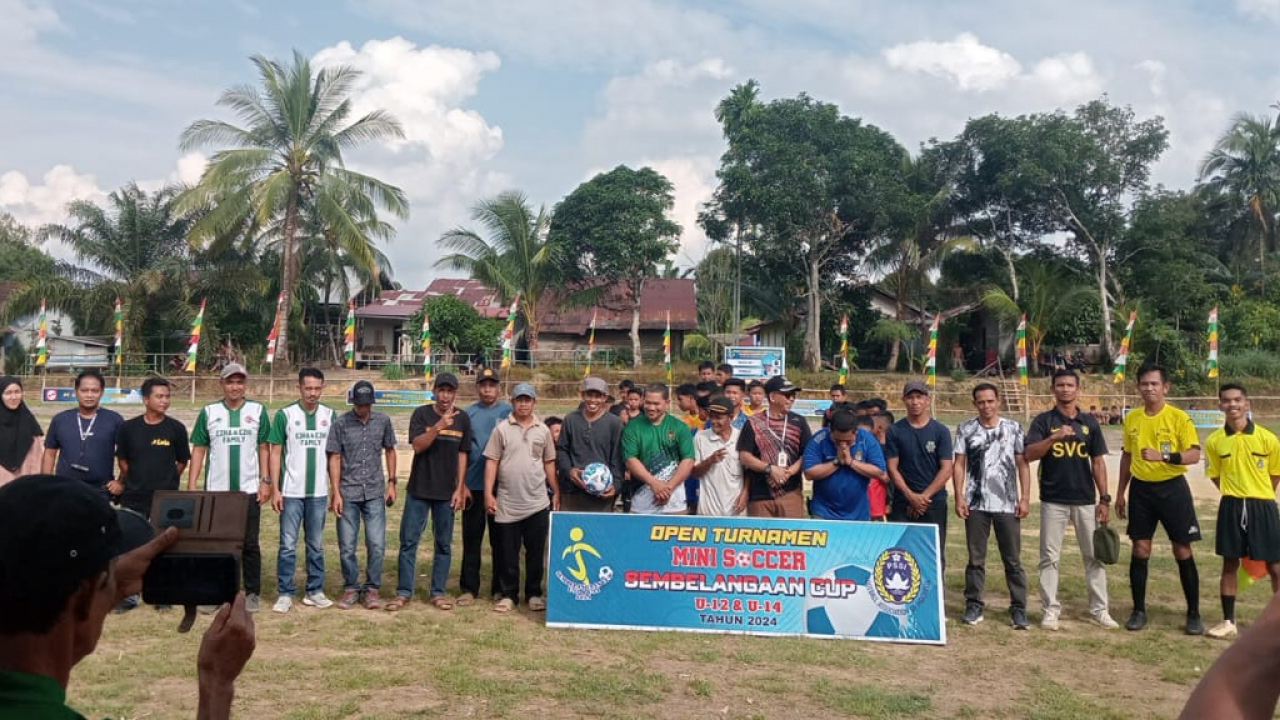 Camat Nanga Tayap Buka Open Turnamen Sepak Bola U-12 dan U-14 di Desa Simpang Tiga Sembelangaan