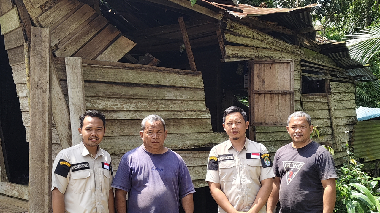 Rumah Warga Dusun Sembelangaan Tertimpa Pohon Jengkol, Pemerintah Desa dan BPD Tinjau Lokasi