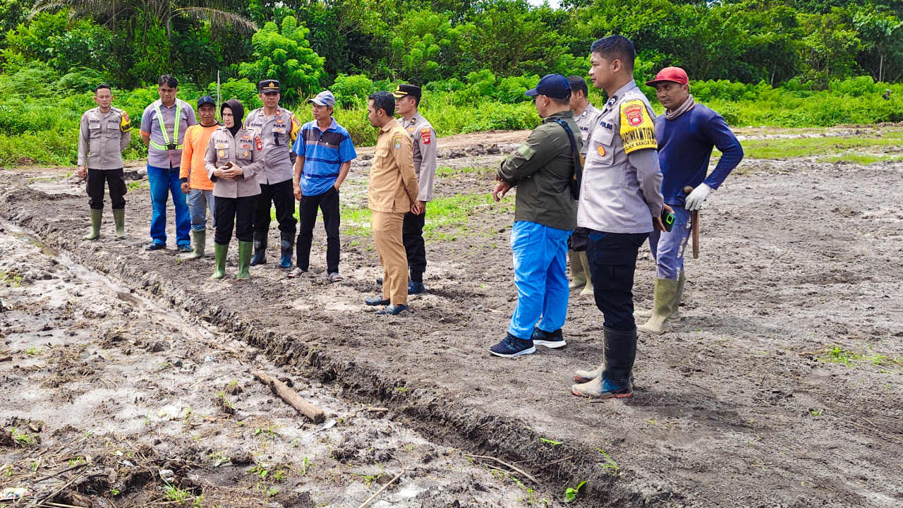 Survei Kesiapan Lahan untuk Penanaman Jagung Serentak yang di hadiri oleh Pamatwil Ketahanan Pangan Polda Kalbar di Desa Simpang Tiga Sembelangaan