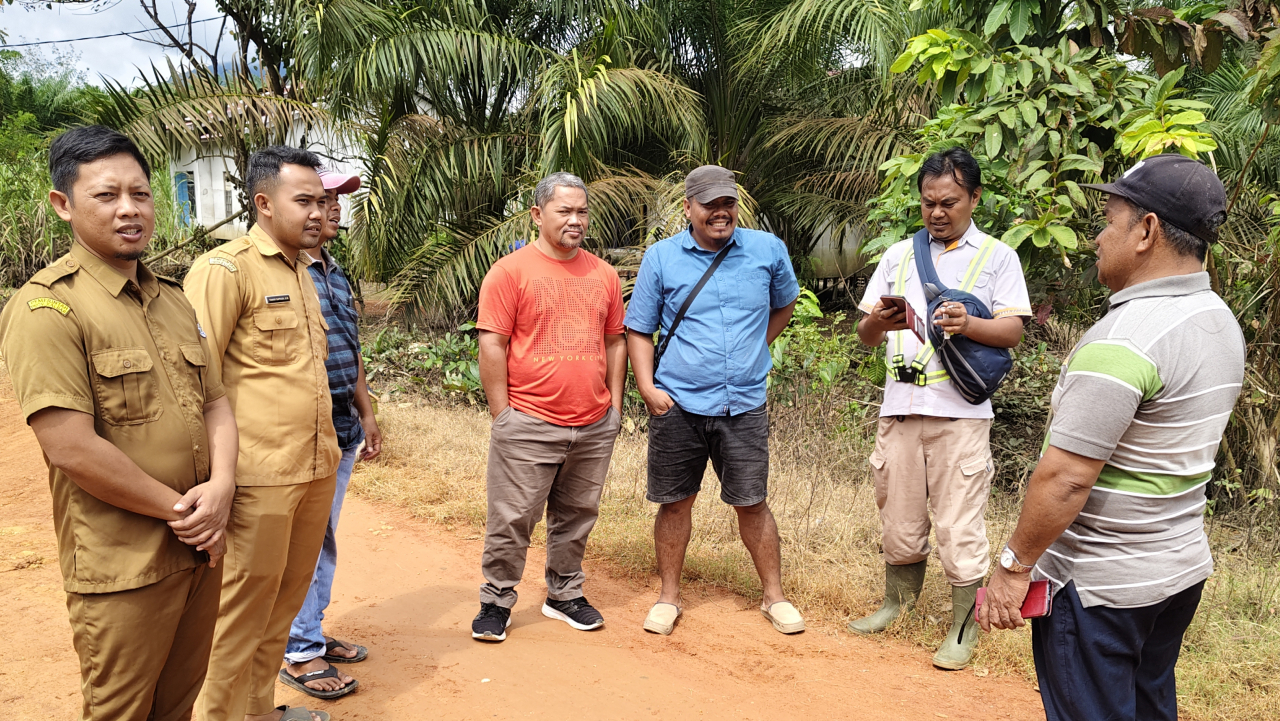 Sinergi Pemerintah Desa dan Pihak Perusahaan dalam Perbaikan Jalan di Dusun Tanjung Toba