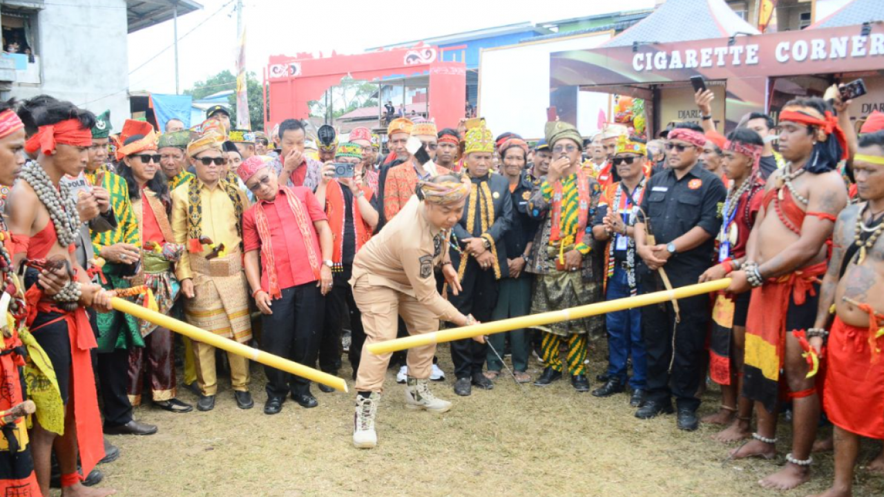 Sekda Buka Gawai Adat Dayak Ketapang Tahun 2023 di Nanga Tayap