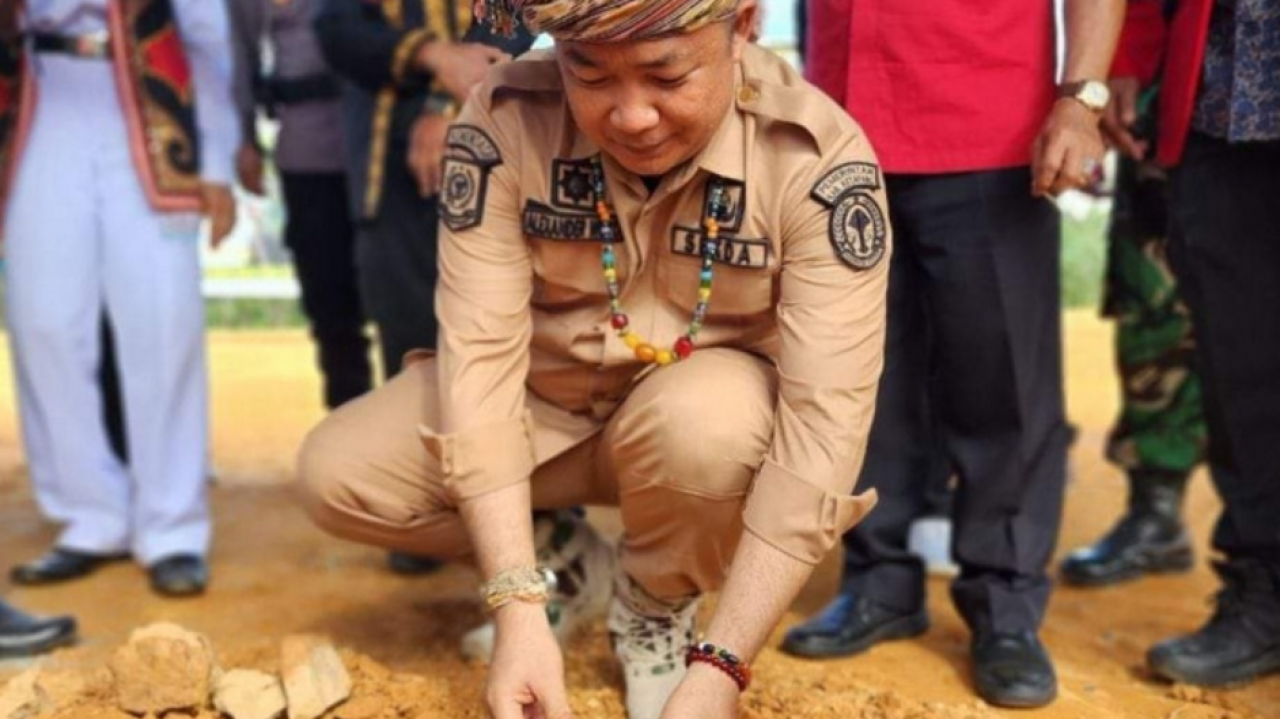 Peletakan Batu Pertama Pembangunan Rumah Adat Dayak di Nanga Tayap