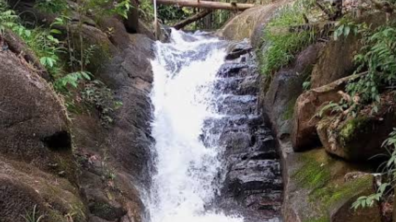 Air terjun batu hitam