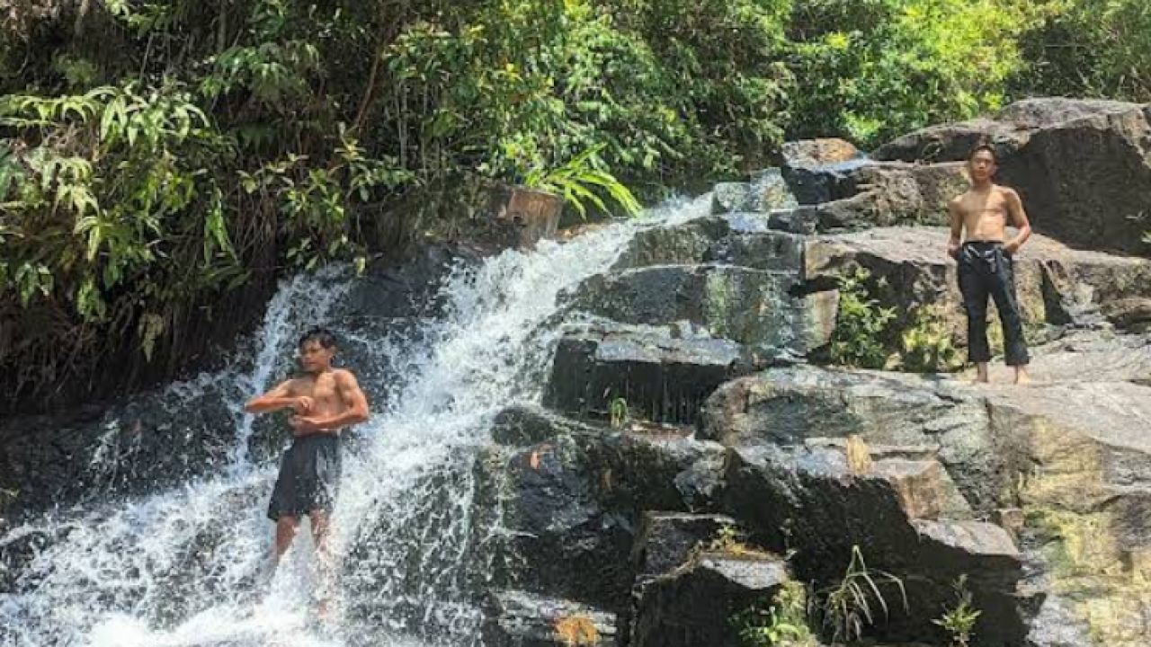 Air terjun lembah hijau