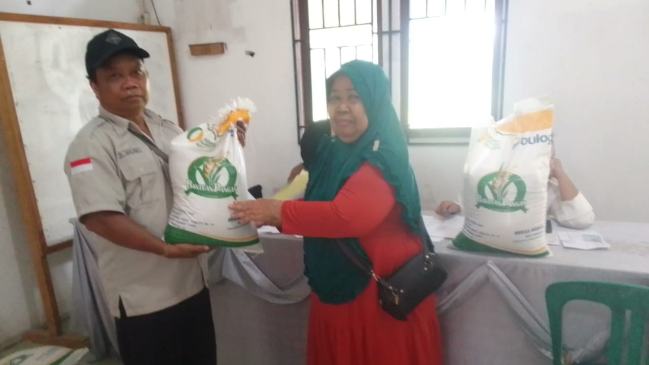 Penyaluran Bantuan Pangan Di Desa Sepakat Kec. Nanga Tayap Kab. Ketapang