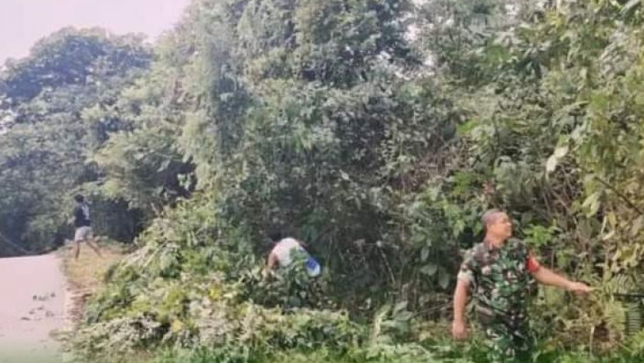 Respon Terhadap Lingkungan, Babinsa Koramil Nanga Tayap dan Warga Laksanakan Kerja Bakti