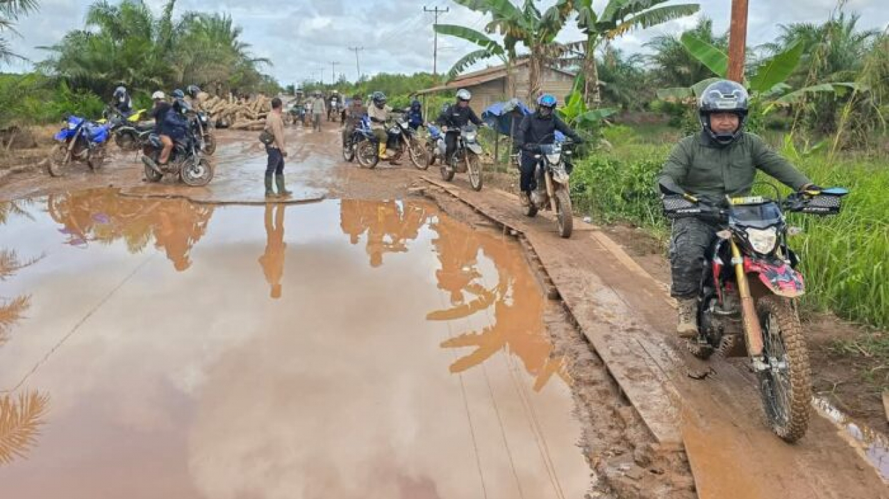 Rasakan Keluhan Masyarakat, Bupati Naik Sepeda Motor Tinjau Jalan Pelang – Kepuluk – Batu Tajam