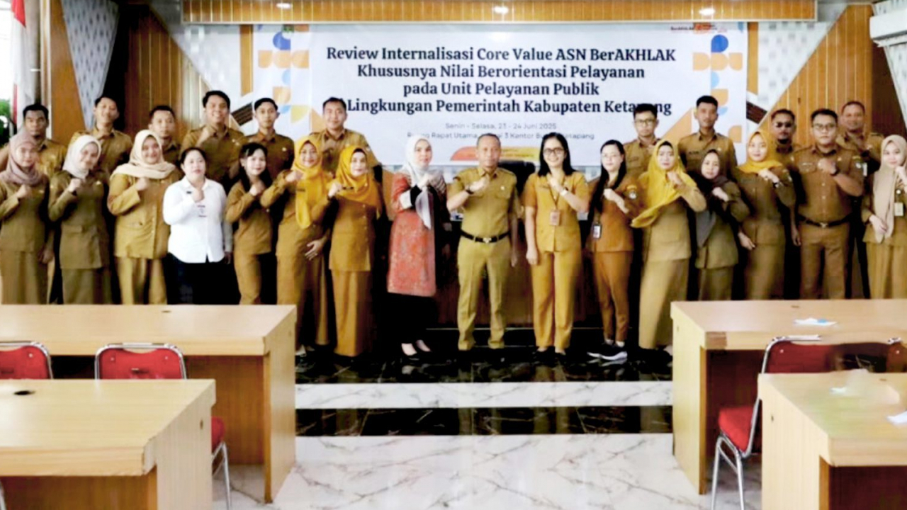 Sekda Ketapang Buka kegiatan Review Internalisasi Core Value ASN BerAKHLAK Pada Unit Pelayanan Publik Di Lingkungan Pemerintah Kabupaten Ketapang