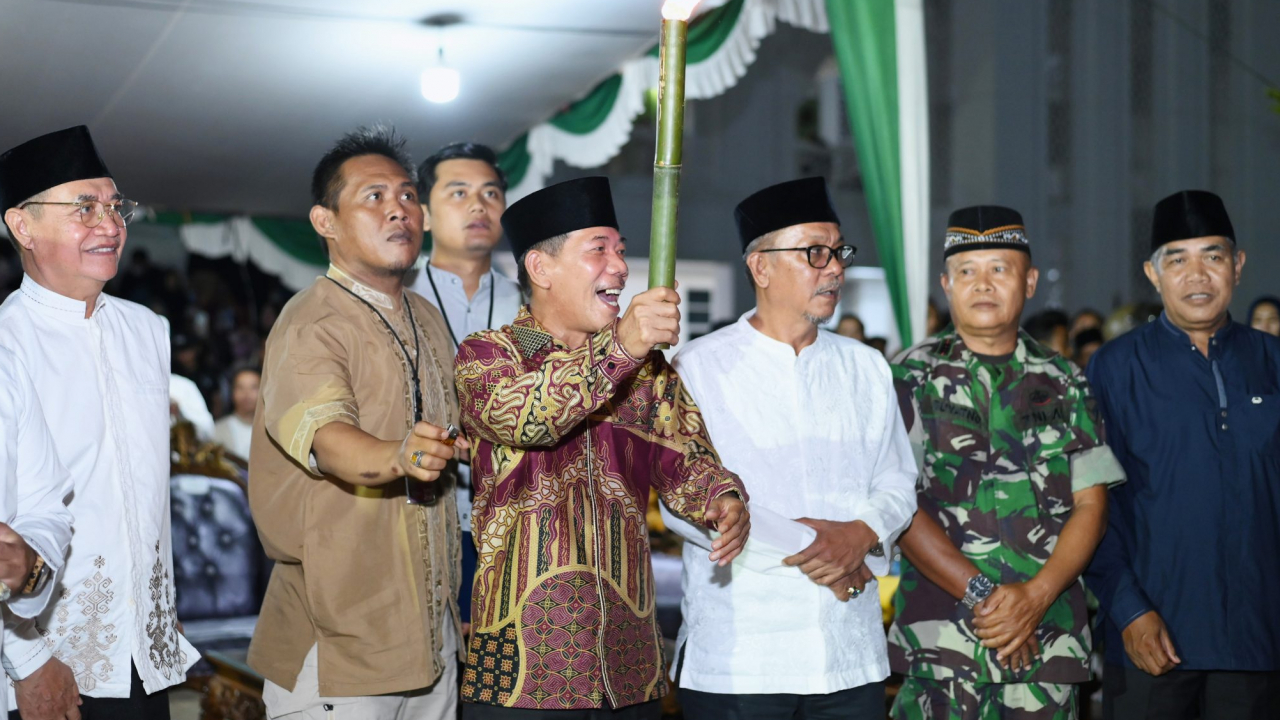 Menyambut Tahun Baru Islam 1 Muharram 1447 H : Ribuan Peserta Pawai Ta’aruf Dengan Membawa Obor Memadati Kawasan Masjid Agung Al-Ikhlas Ketapang