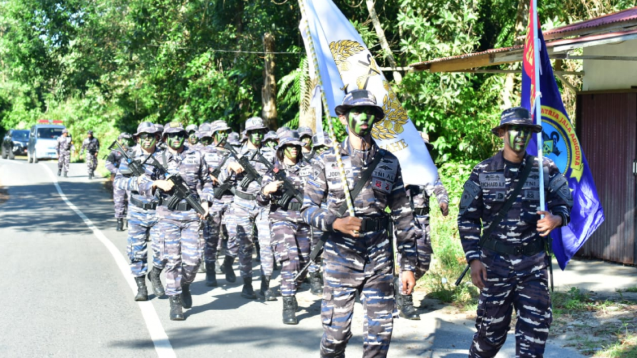 Prajurit Lanal Ketapang Melaksanakan Hanmars di Pantai Pulau Datuk Sukadana