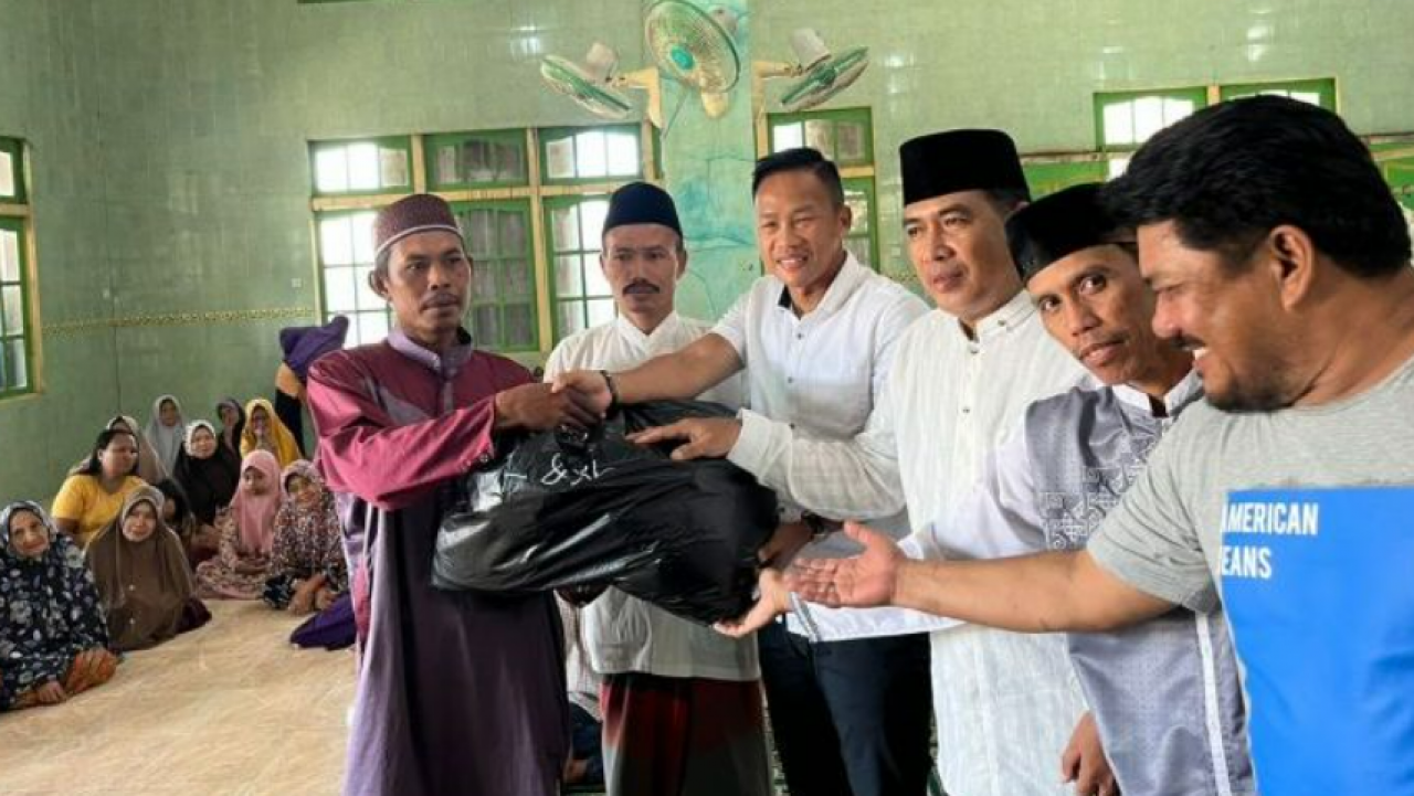 Pengusaha Ketapang dan Daud Yordan Bantu Pembangunan Masjid Pesaguan Kanan