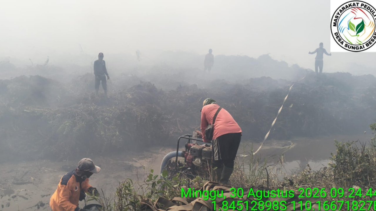 "Menembus Asap Pekat: Aksi Nyata MPA Desa Sungai Besar Berjibaku Jinakkan Api di Lahan Gambut!"