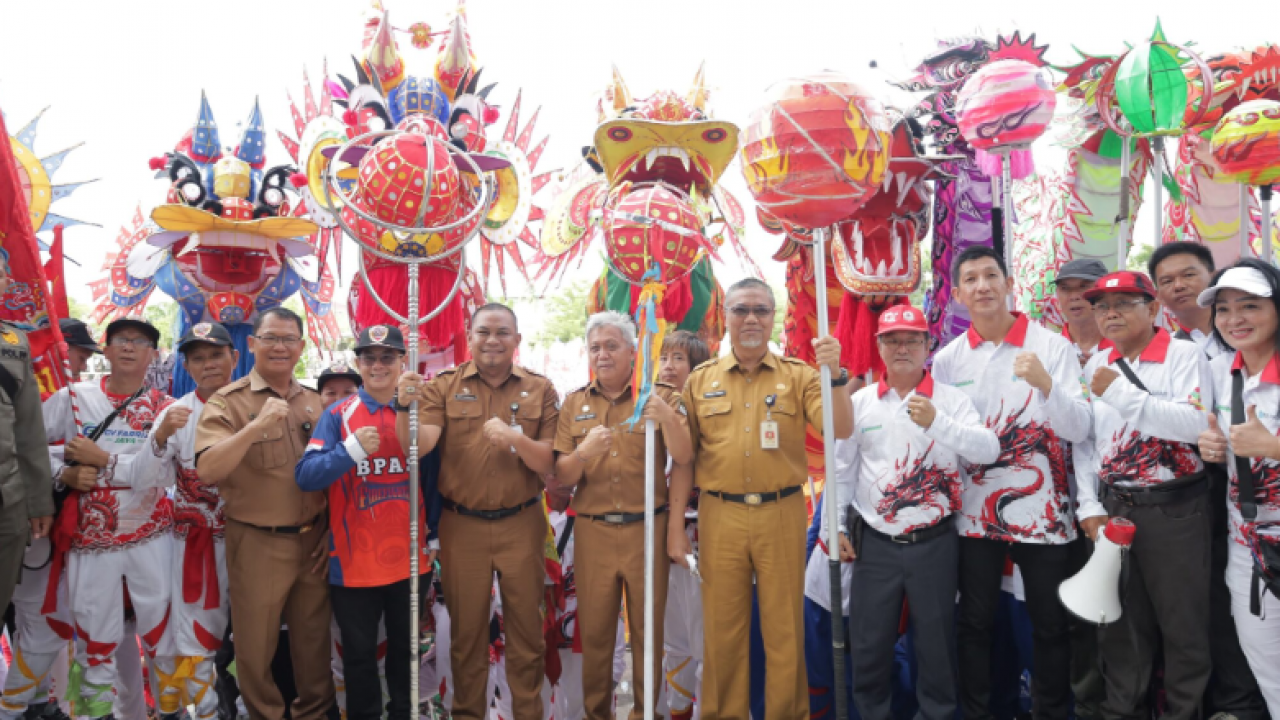 Arakan Puluhan Reflika Naga serta Barongsai Sambangi Kantor Bupati Ketapang
