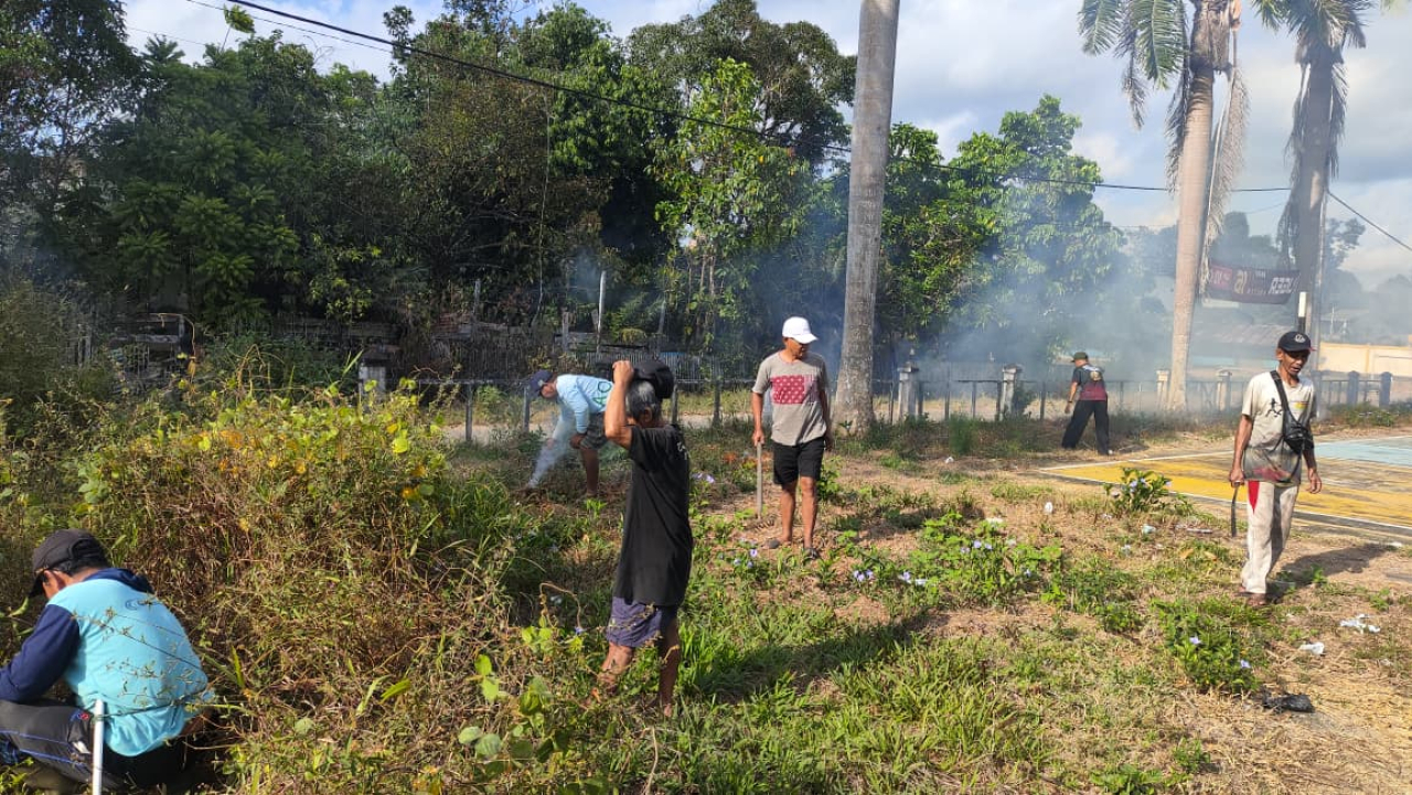 Gotong Royong Bersama membersihkan lingkungan Desa