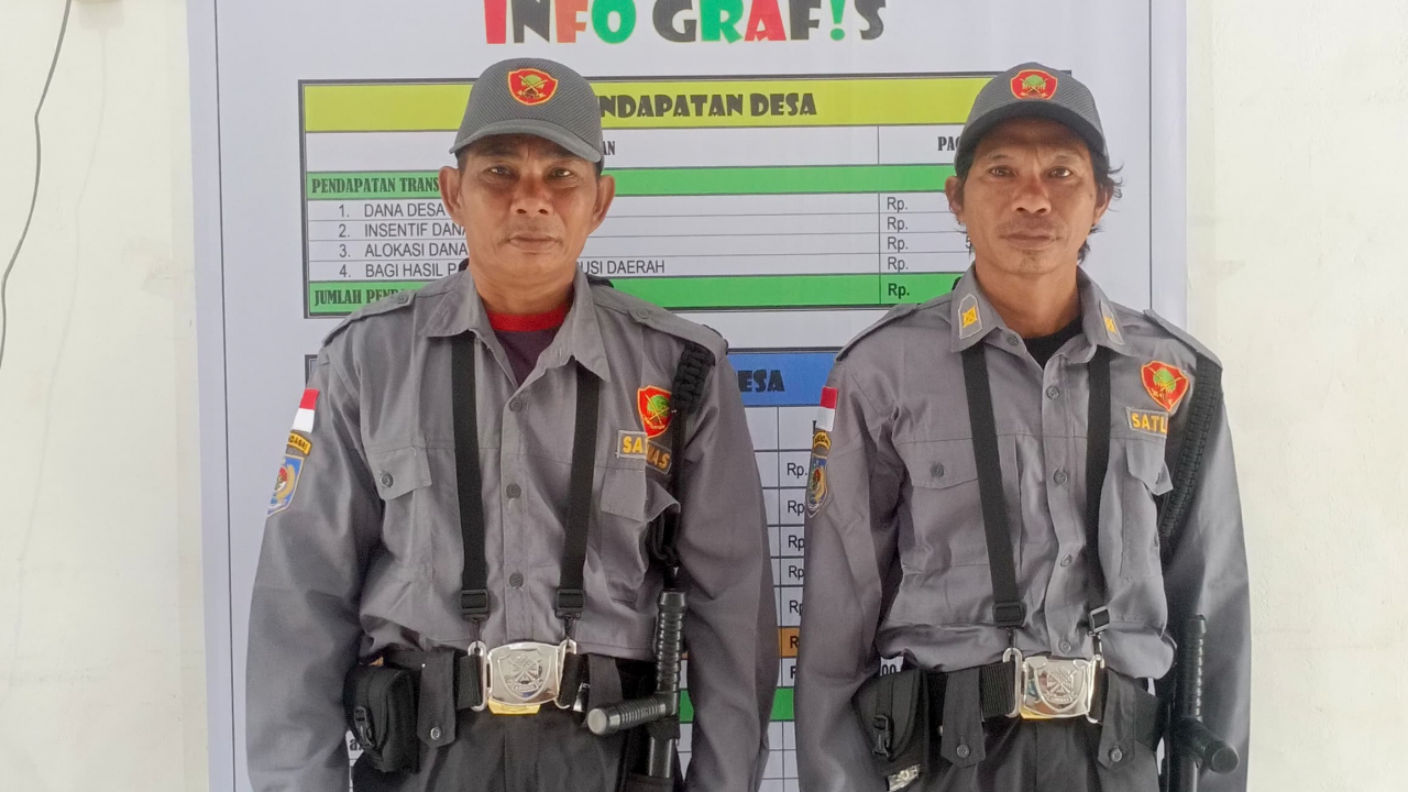 Linmas Nanga Kelampai Kini Lebih Berwibawa: Penyerahan Pakaian dan Atribut Tingkatkan Semangat Pengabdian