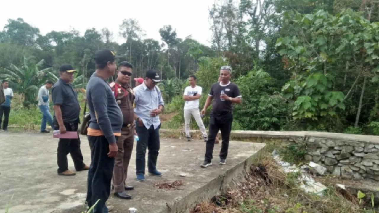 Bupati Ketapang tinjau lokasi pembangunan Jembatan Nanga Kelampai