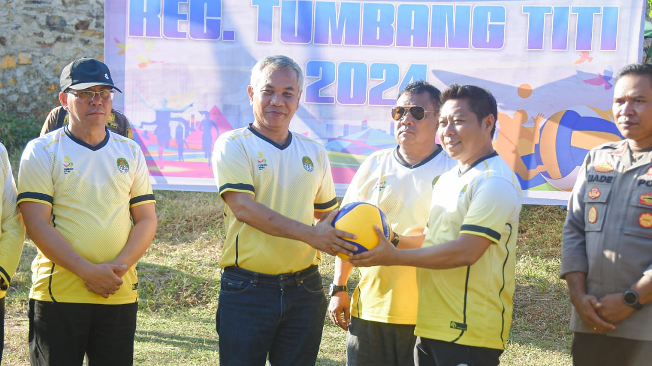 Bupati Ketapang Buka Kompetisi Bola Voli Kota Juang Tumbang Titi 2024: Wadah Pembinaan Atlet dan Peringatan HAORNAS