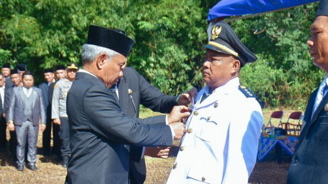 Lantik Camat dan Sekcam Tumbang Titi, Bupati Minta Semua Pihak Jaga Kerukunan di Tahun Politik