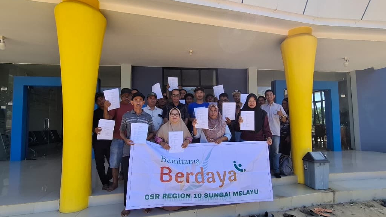 Penyerahan STDB kepada Pekebun Desa Belaban Tujuh