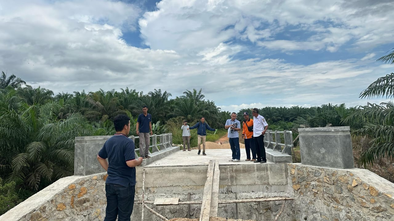 Pembangunan Jembatan Jalan Pertanian melalui usulan Program Sarpras yang didanai Oleh BPDPKS di Desa Belaban Tujuh