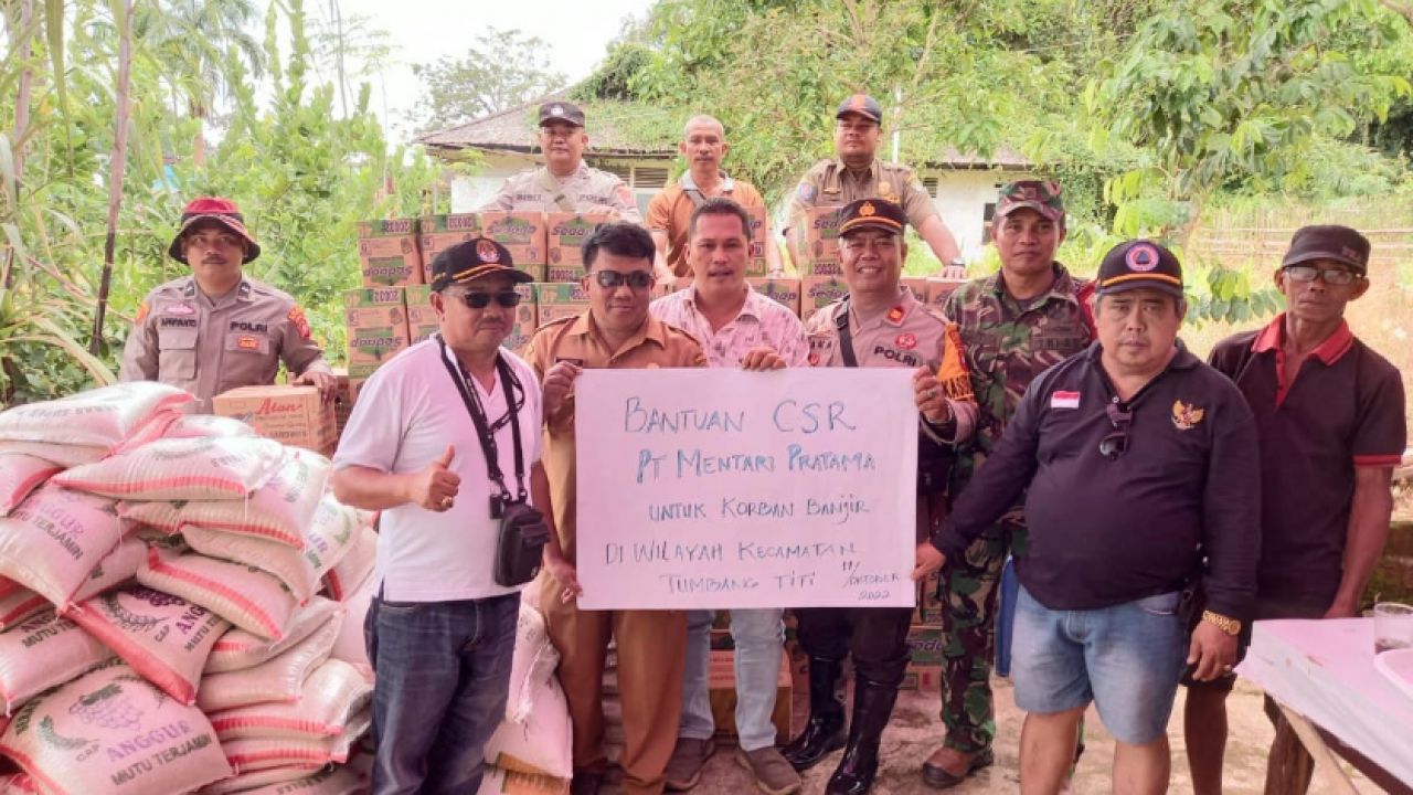 Bantu Korban Banjir di Kecamatan Tumbang Titi Ketapang, PT Mentari Pratama Salurkan Paket Sembako di Posko Penanggulangan Banjir