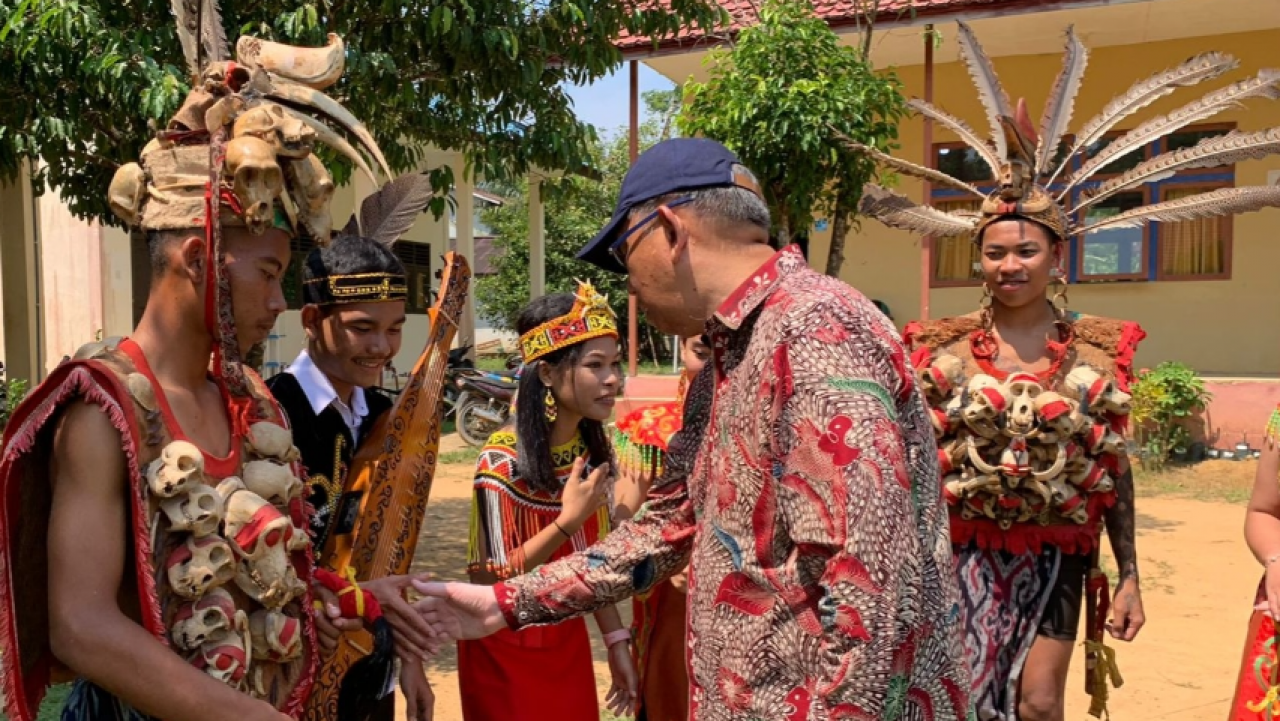 Sambangi SMKN 1 Tumbang Titi, Sutarmidji Disambut Tarian Selamat Datang Khas Suku Dayak