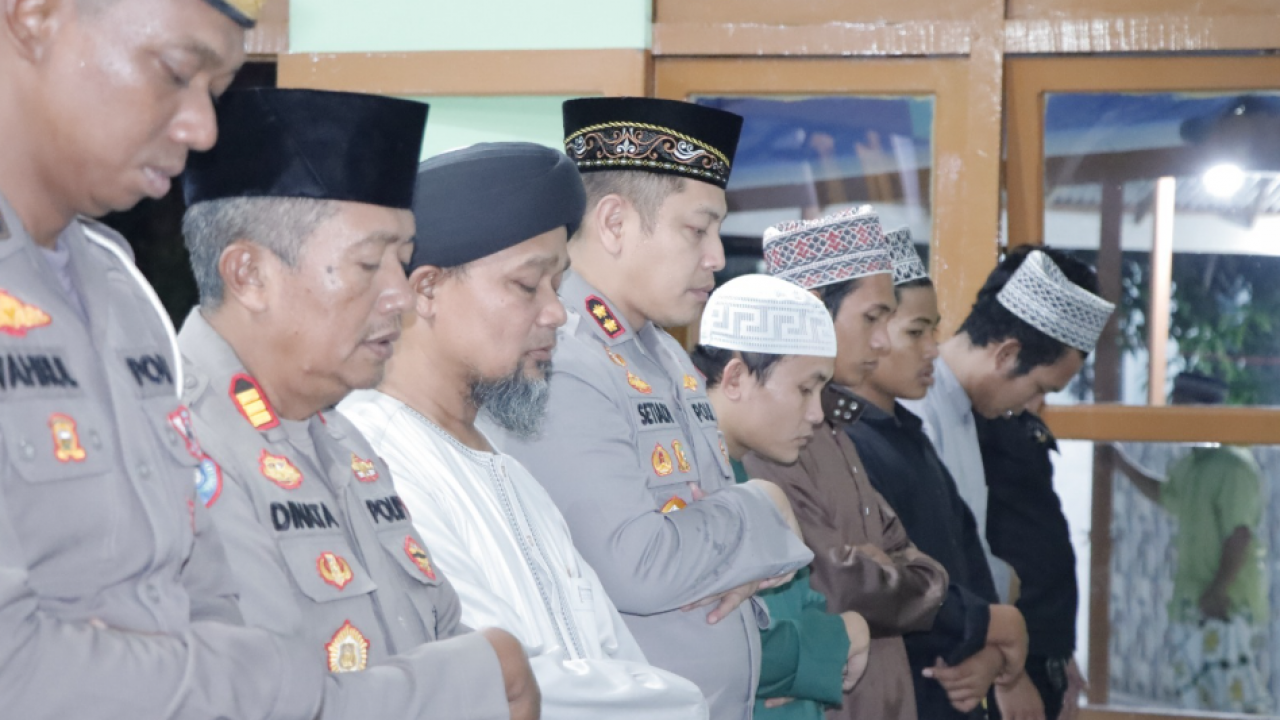 Kapolres Ketapang Berbuka Puasa dan Sholat Magrib Berjamaah di Ponpes Nur Amalia Ketapang