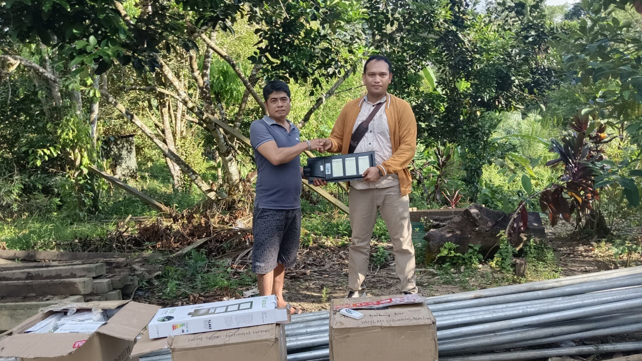 PT Mentari Pratama Salurkan Bantuan 26 Unit Lampu Penerangan Jalan Solar Cell di Desa Beringin Rayo