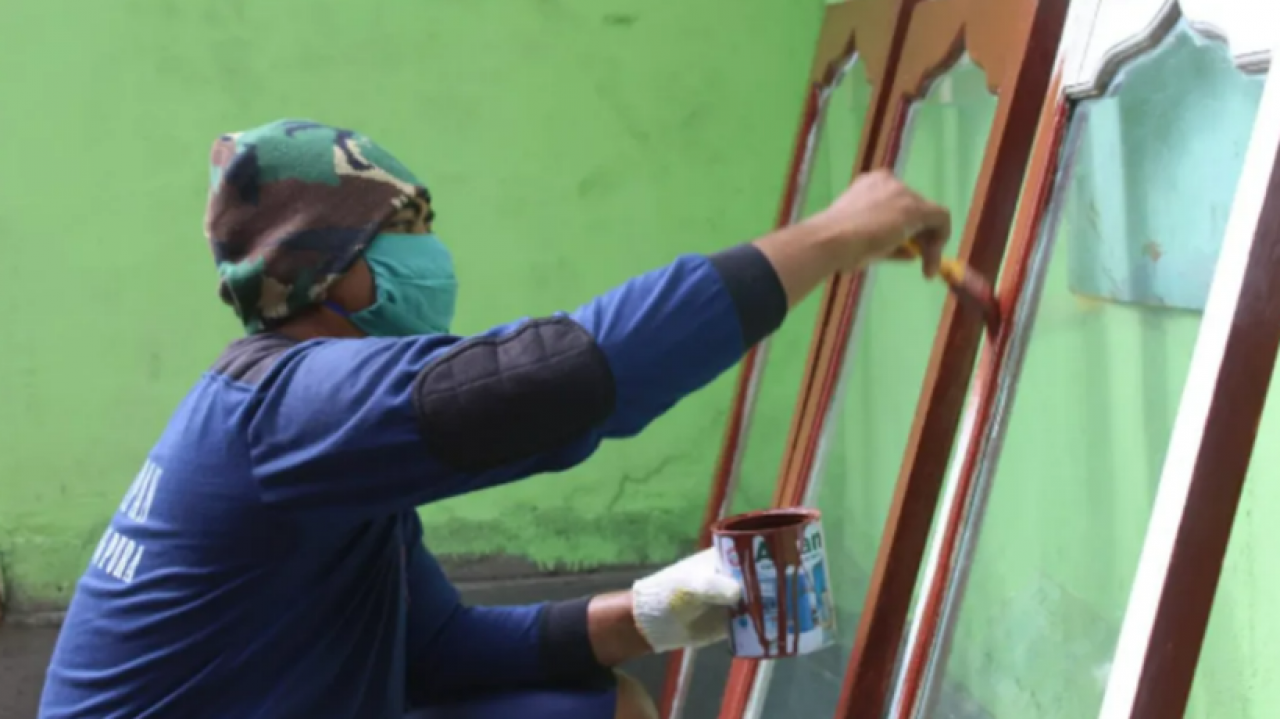 Bingkai kaca jendela Mushola At Taqwa kini sudah dicat