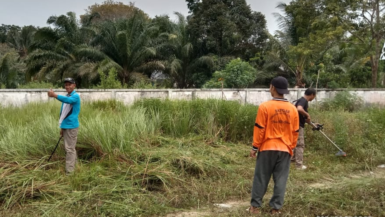 Kerja Bakti Rutin Perangkat Desa Titi Baru Jaga Kebersihan