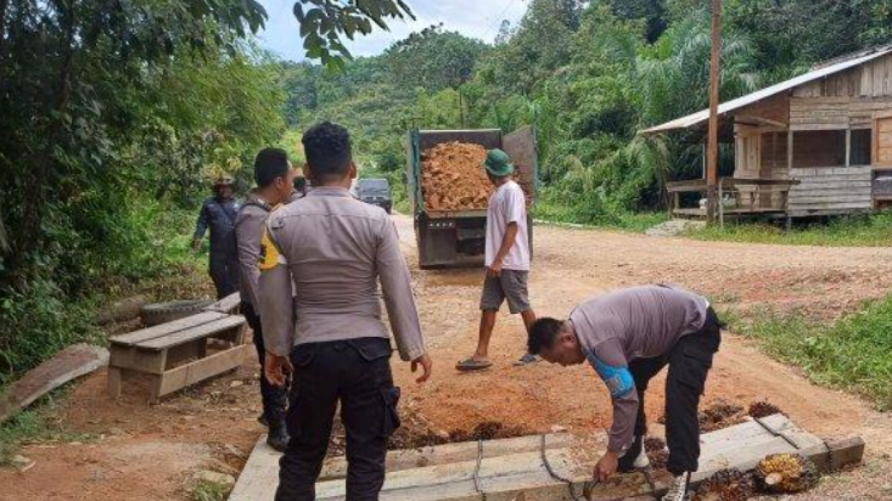 Polsek Tumbang Titi Bersama Warga Lakukan Perbaikan Dengan Bergotong Royong PerbaikiJembatanRusak