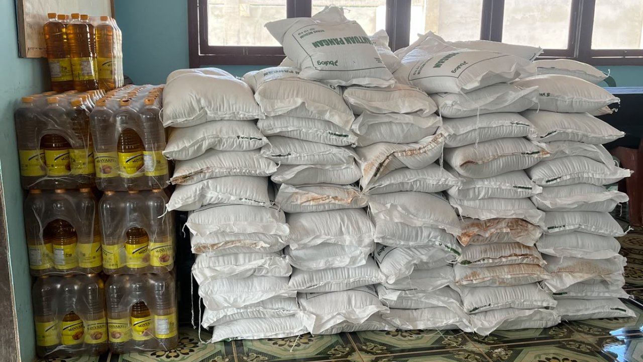 Penyaluran Bantuan Pangan dari BULOG Kabupaten Ketapang kepada Warga Desa Jelayan