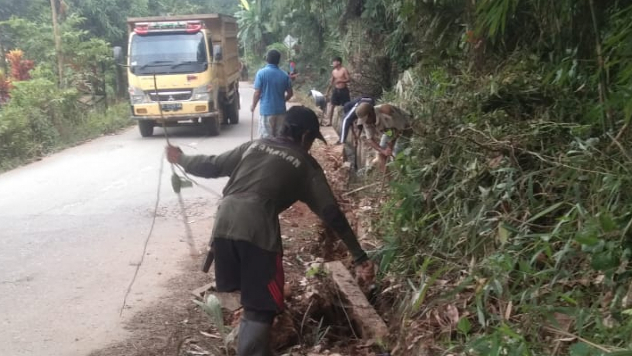 Kerja Bakti Gotong Royong Warga Pengatapan Raya Sukses