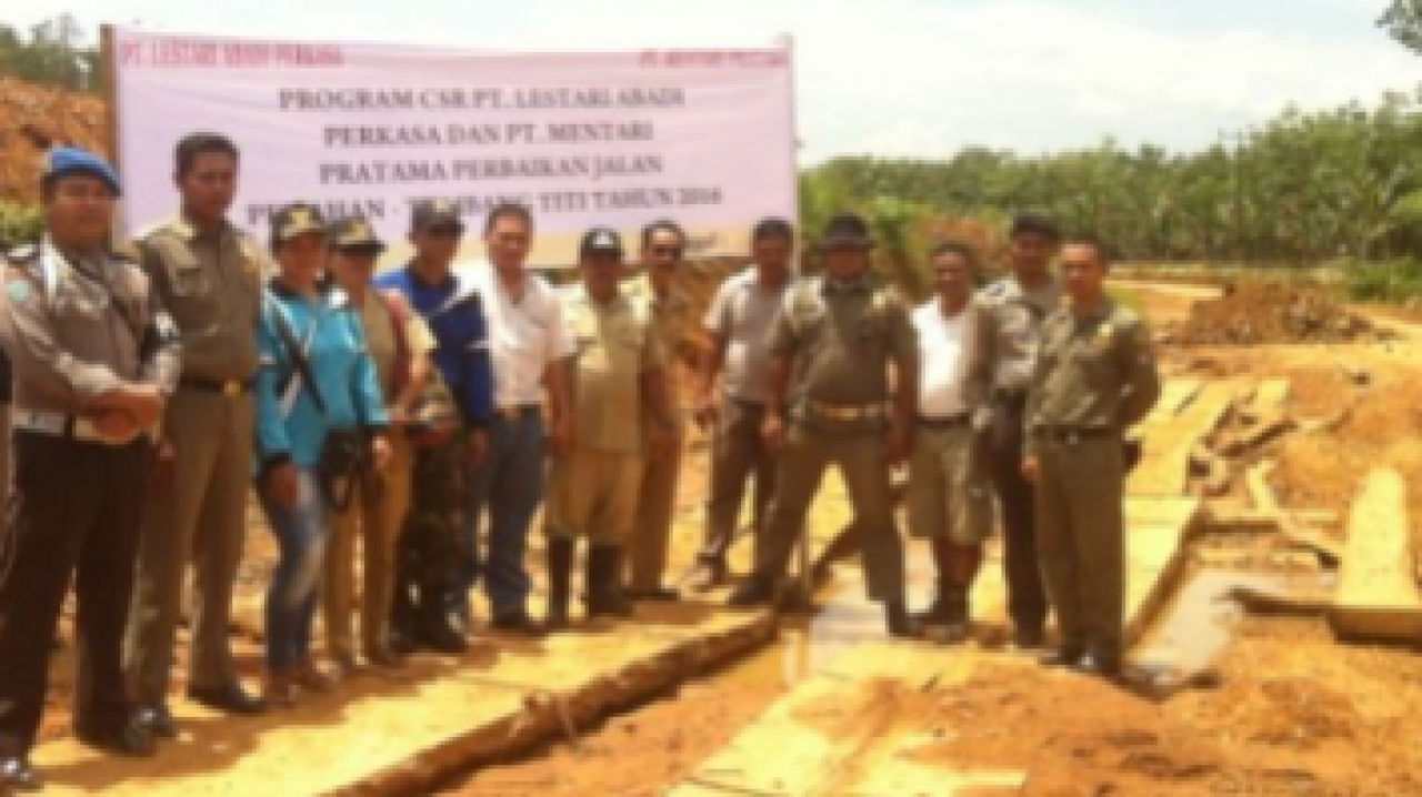 PT LAP dan PT MP Bantu Pemkab Ketapang Atasi Kerusakan Jalan pada Tiga Kecamatan