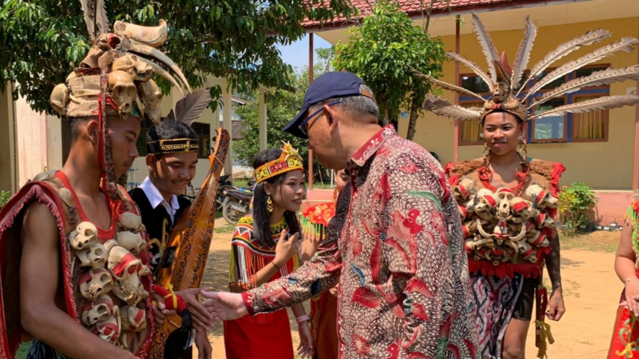 Sambangi SMKN 1 Tumbang Titi, Sutarmidji Disambut Tarian Selamat Datang Khas Suku Dayak