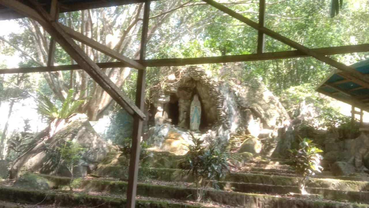 Gua Maria Lourdes Batu Bubungan