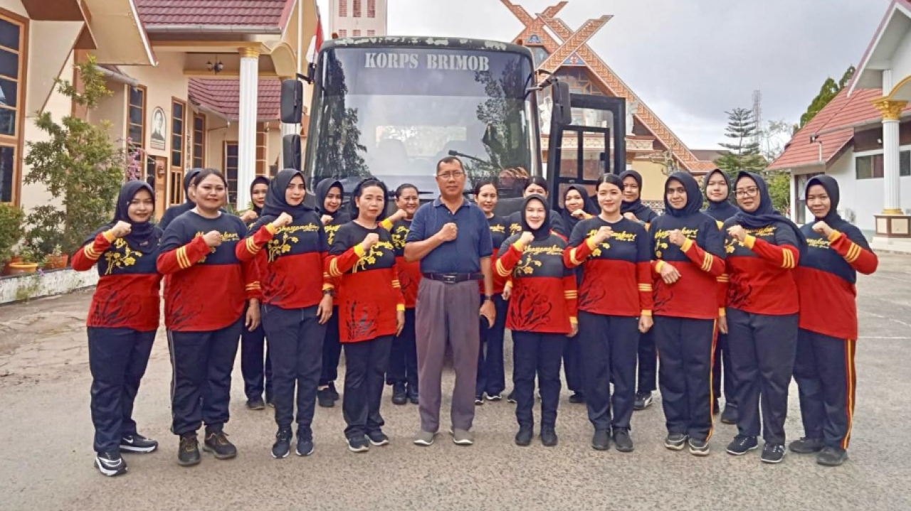 Bhayangkari Brimob Kompi 4 Ketapang Gelar Bakti Sosial Bersihkan Lingkungan Gereja Sambut Ramadhan 1446 H