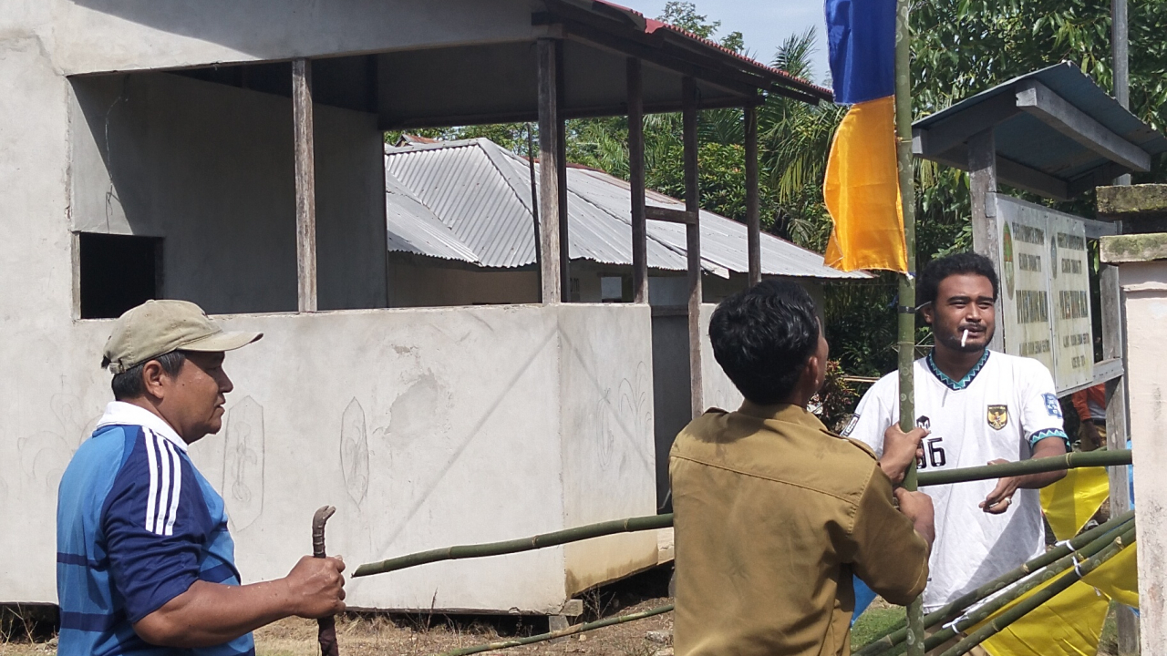 KEPALA DESA MARKUS RIWAN DAN PERANGKAT DESA TANJUNG MALOI PASANG UMBUL-UMBUL SAMBUT BULAN AGUSTUS