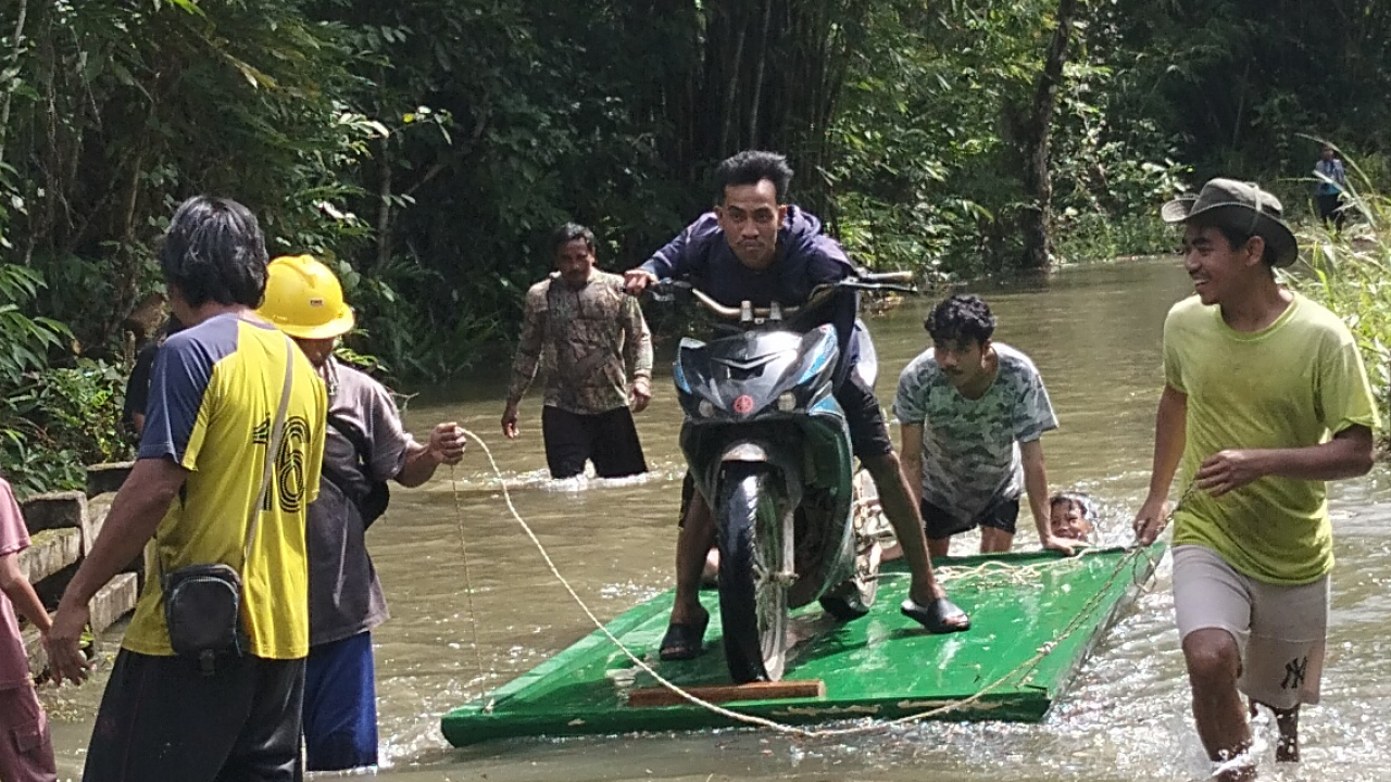 Banjir di Sungai Sebungo Rendam Akses Desa Tanjung Maloi, Warga Gunakan Perahu Desa untuk Menyeberang