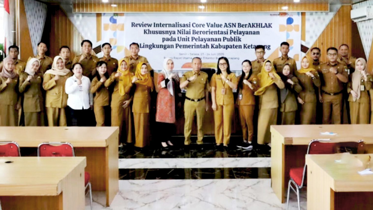 Sekda Ketapang Buka kegiatan Review Internalisasi Core Value ASN BerAKHLAK Pada Unit Pelayanan Publik Di Lingkungan Pemerintah Kabupaten Ketapang