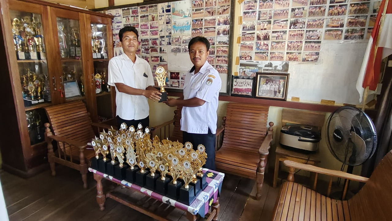 Komitmen Pemerintah Desa Tangerang dalam Meningkatkan Prestasi Pendidikan Anak melalui Pemberian Piala Penghargaan