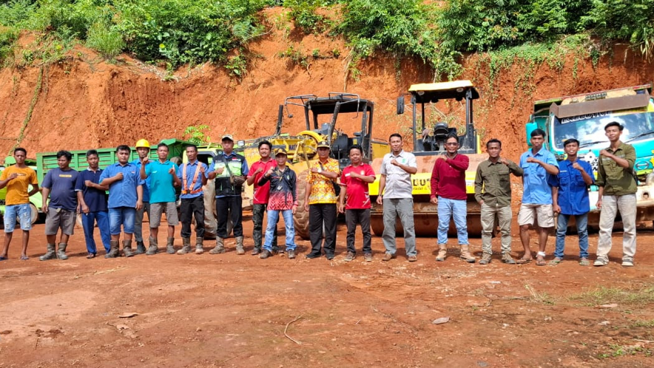 Sinergi Pemerintah dan Perusahaan dalam Perbaikan Ruas Jalan Tumbang Titi-Tanjung di Desa Tanggerang