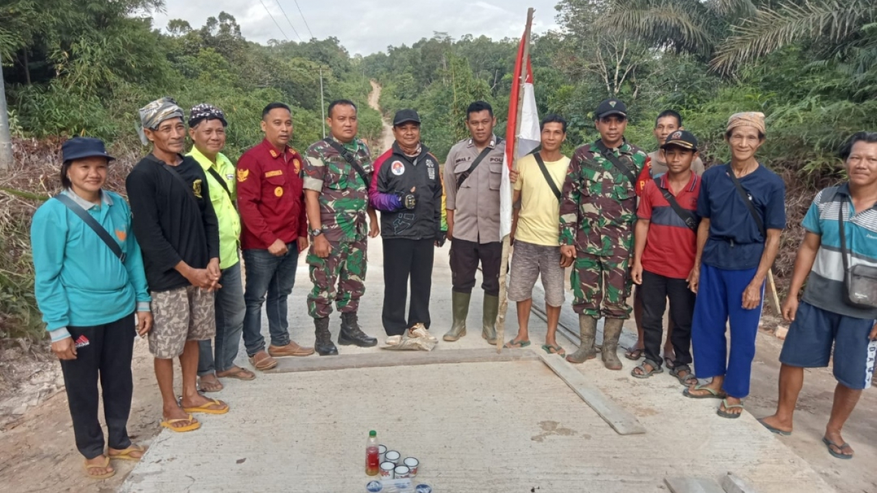 Warga Desa di Jelai Hulu Resmikan Jalan Rambat Beton dari Hasil Patungan