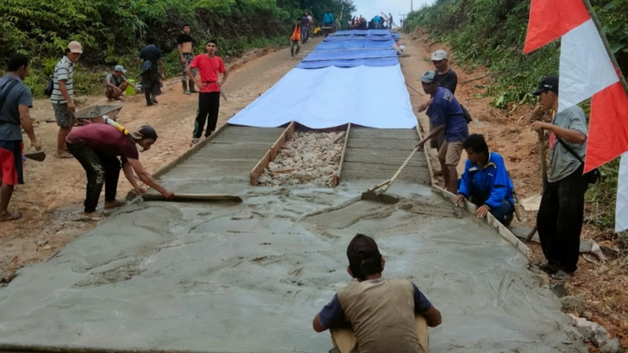 Ratusan Warga Gotong-royong Perbaiki Jalan di Jelai Hulu Ketapang