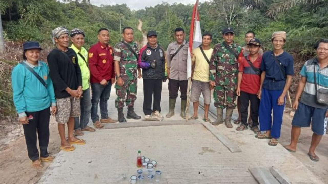 Usai Dikerjakan Secara Swadaya, Warga Desa Penyarang Resmikan Jalan Rambat Beton